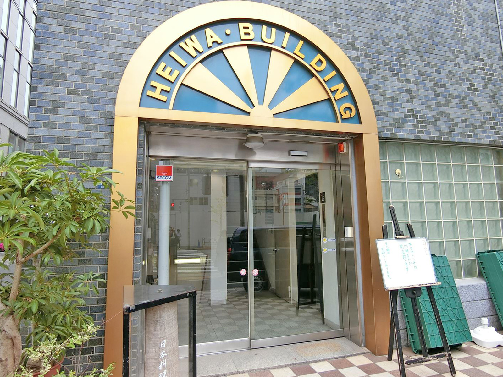 オフィスビル入口