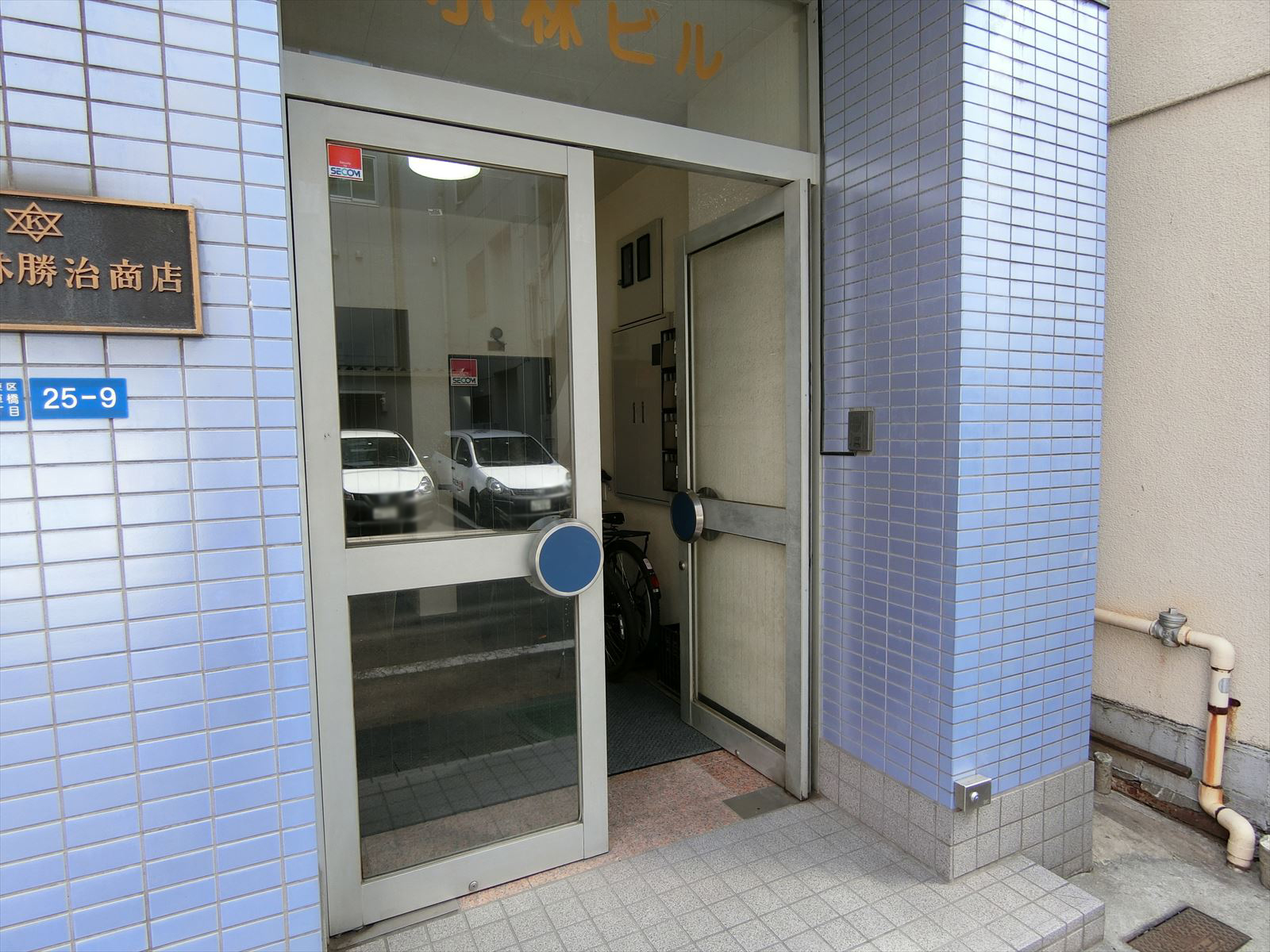オフィスビル入口