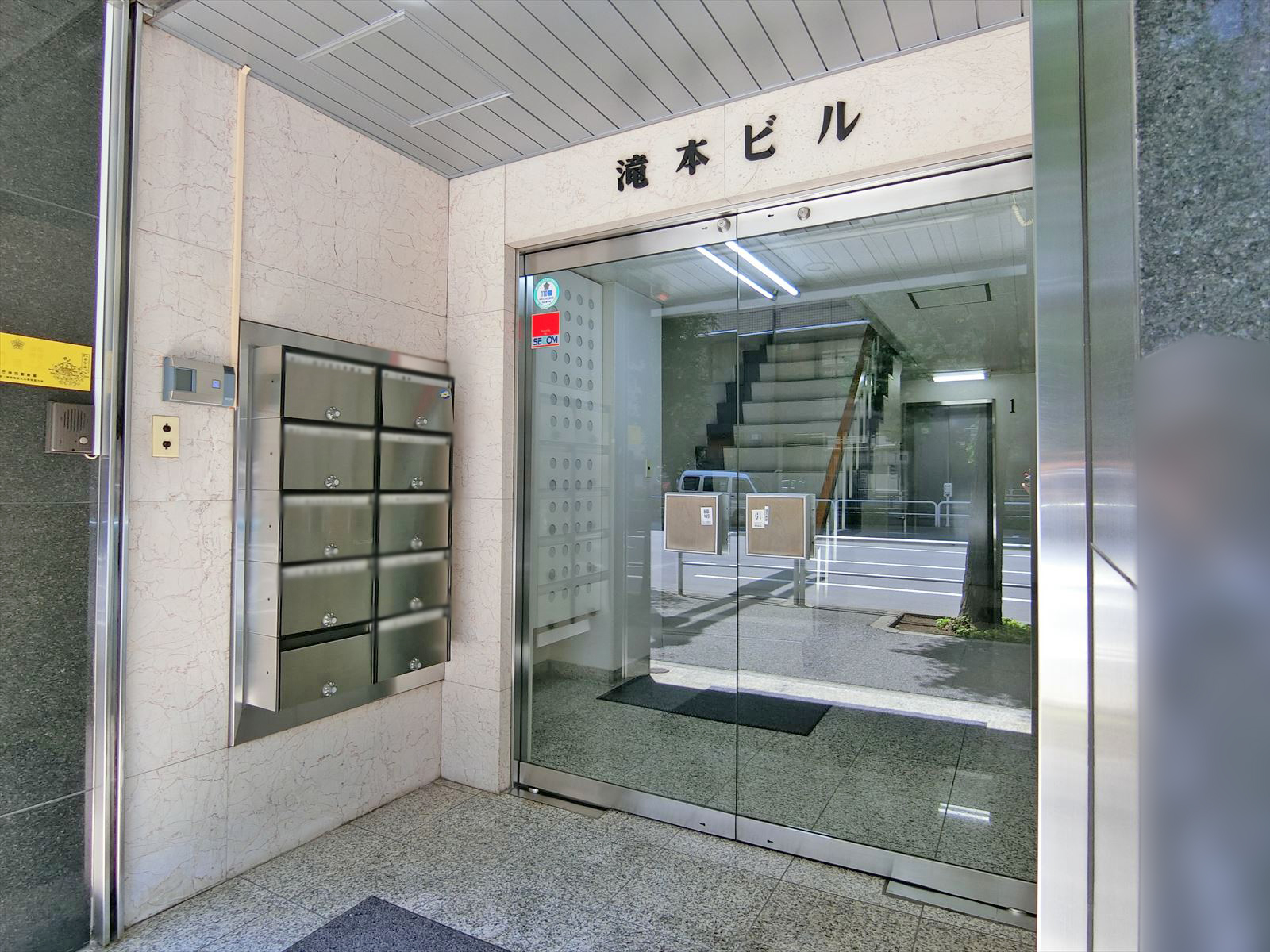オフィスビル出入口