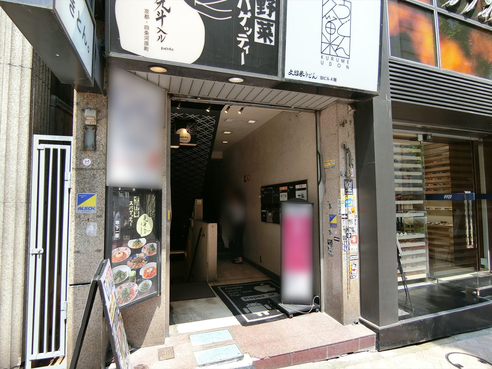オフィスビル出入口