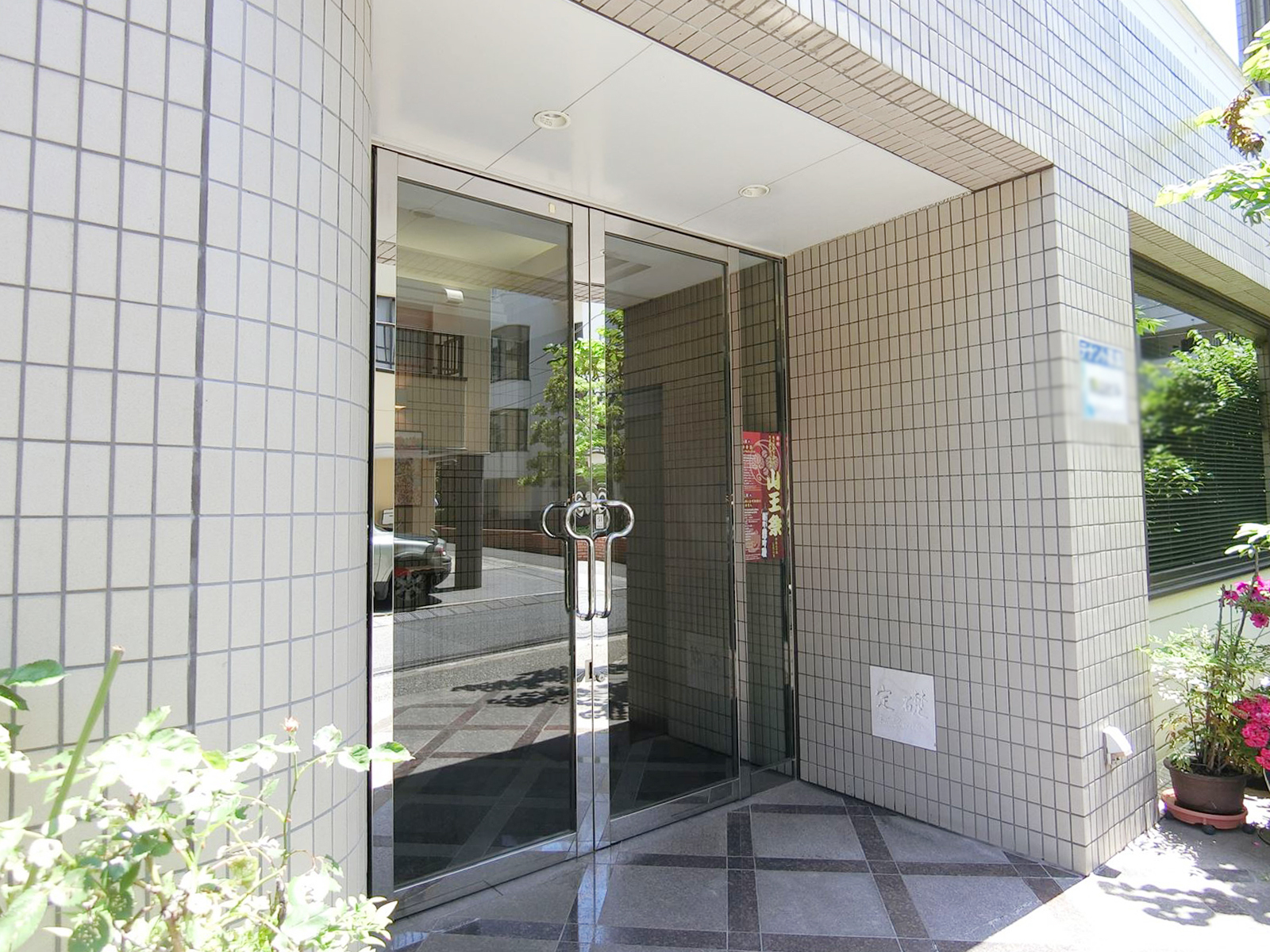 オフィスビル出入口