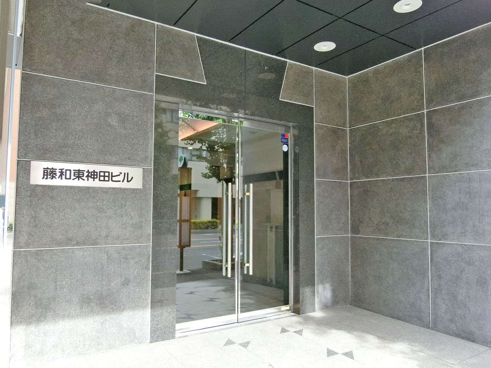 オフィスビル出入口