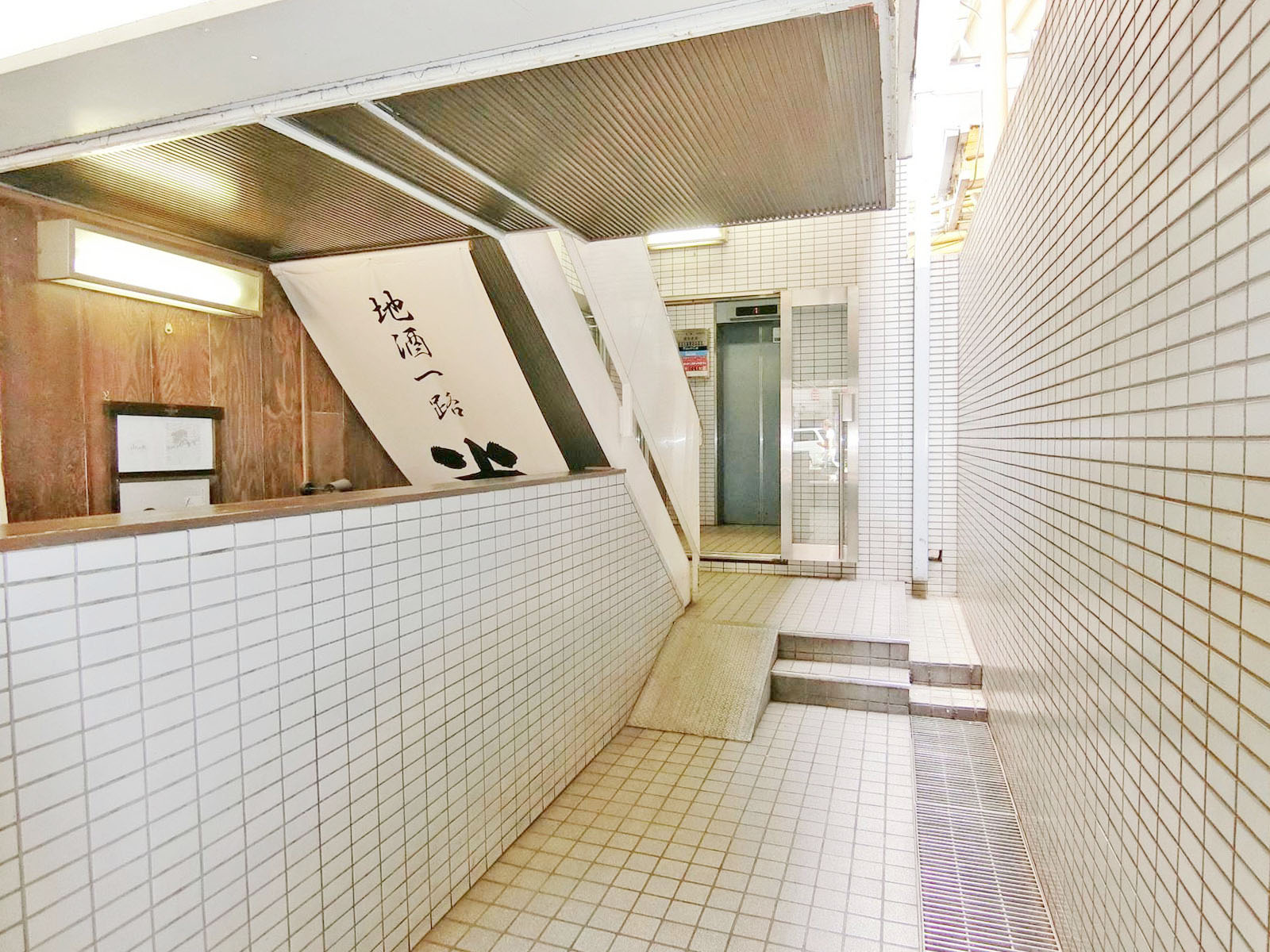 出入り口までの通路