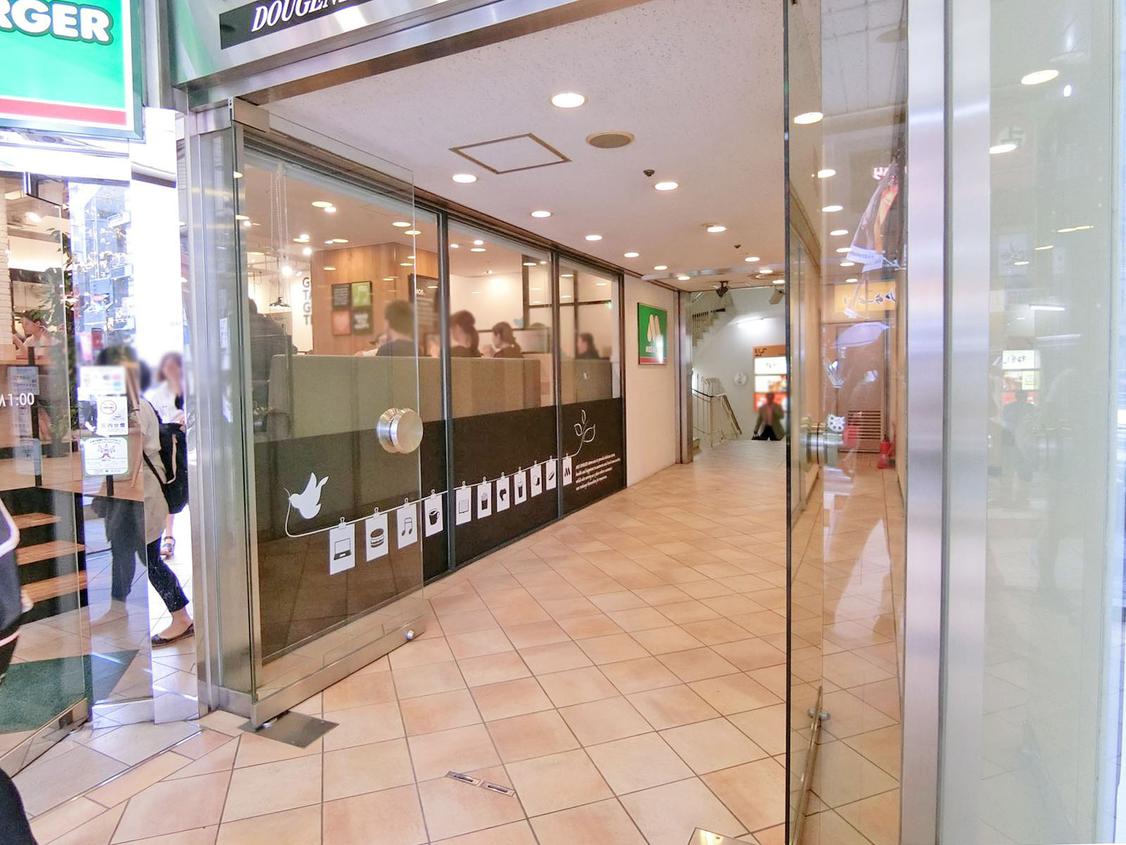オフィスビル出入口