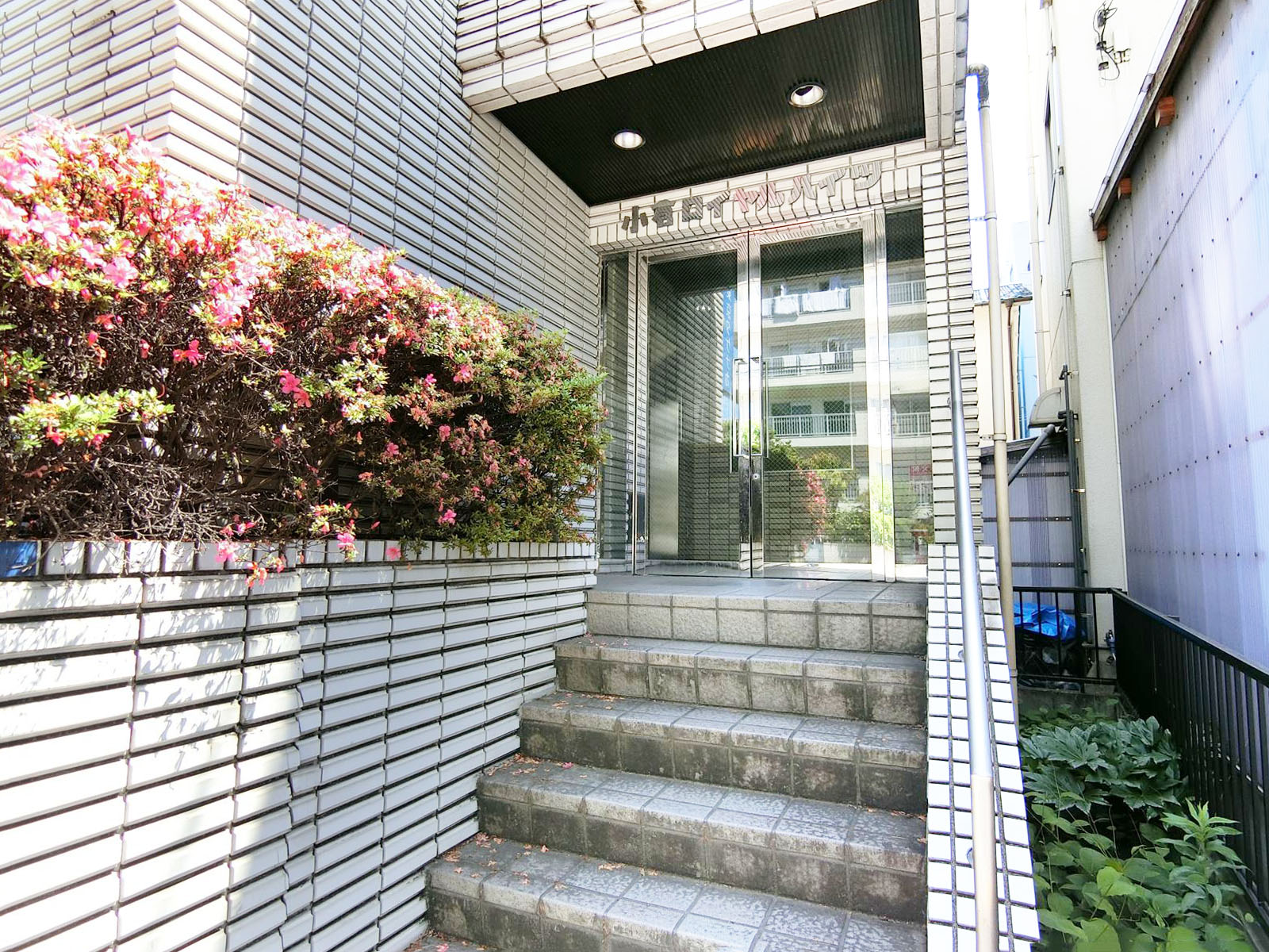 オフィスビル出入口