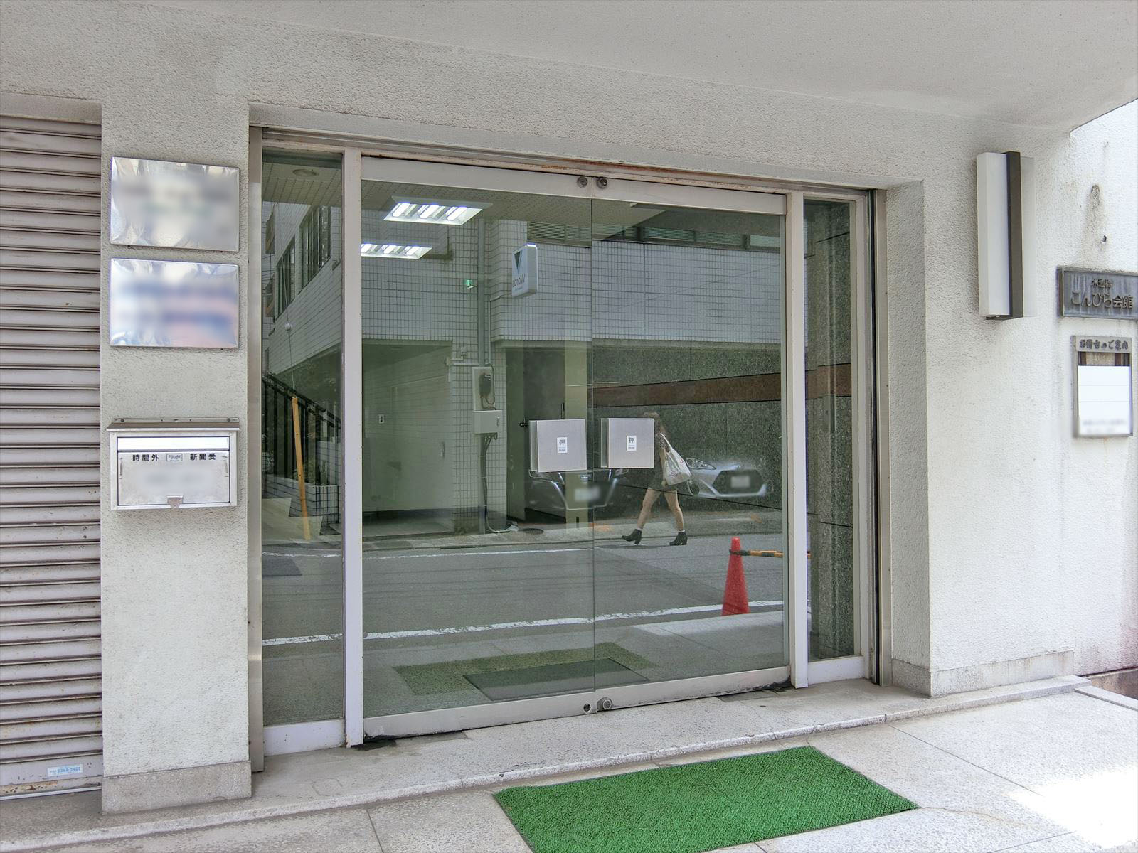 オフィスビル入り口