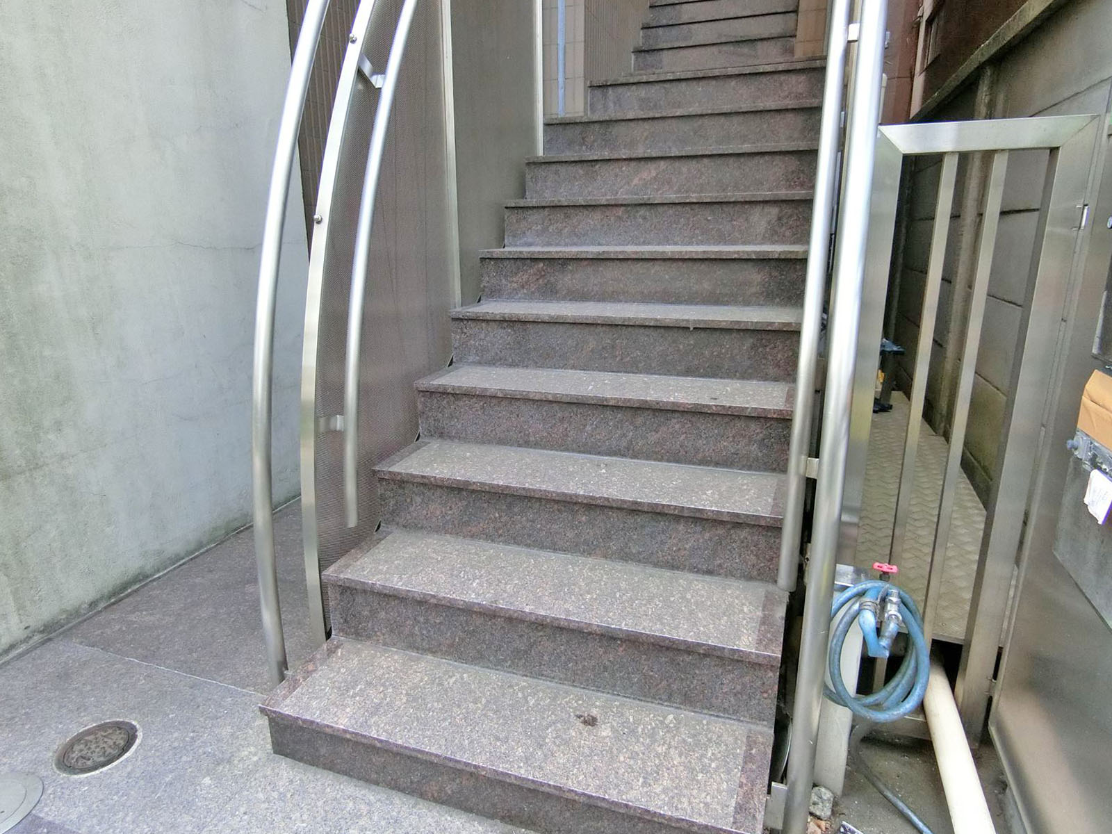 オフィスビル出入口