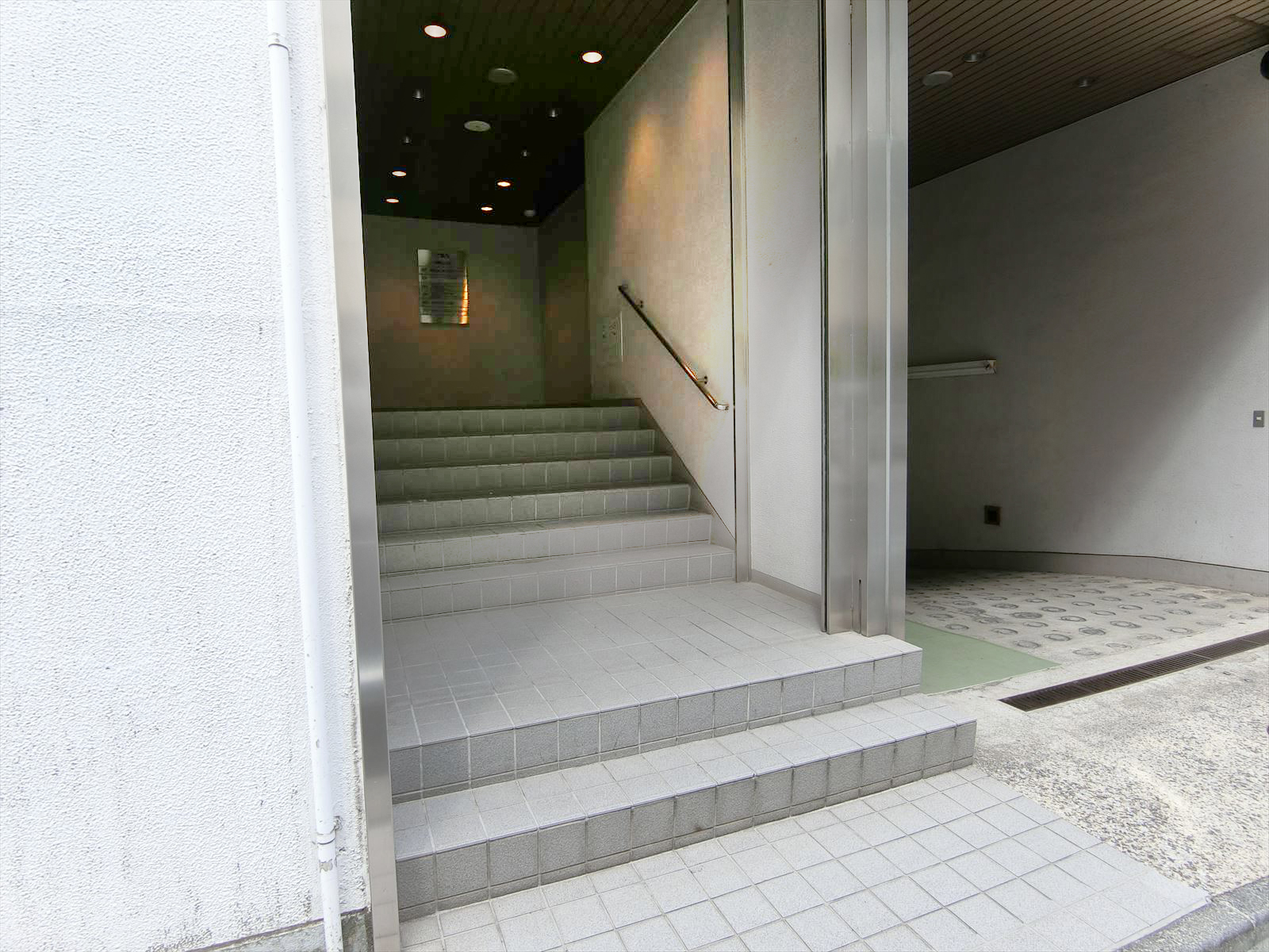 オフィスビル出入口