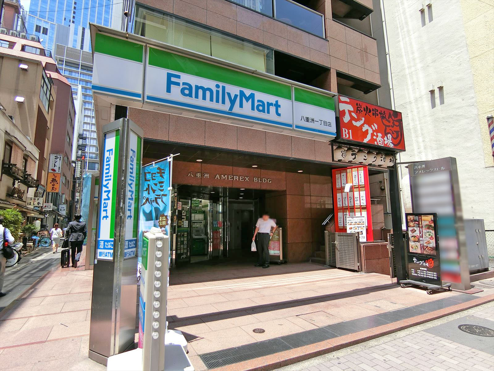 1階のファミリーマート 八重洲一丁目店