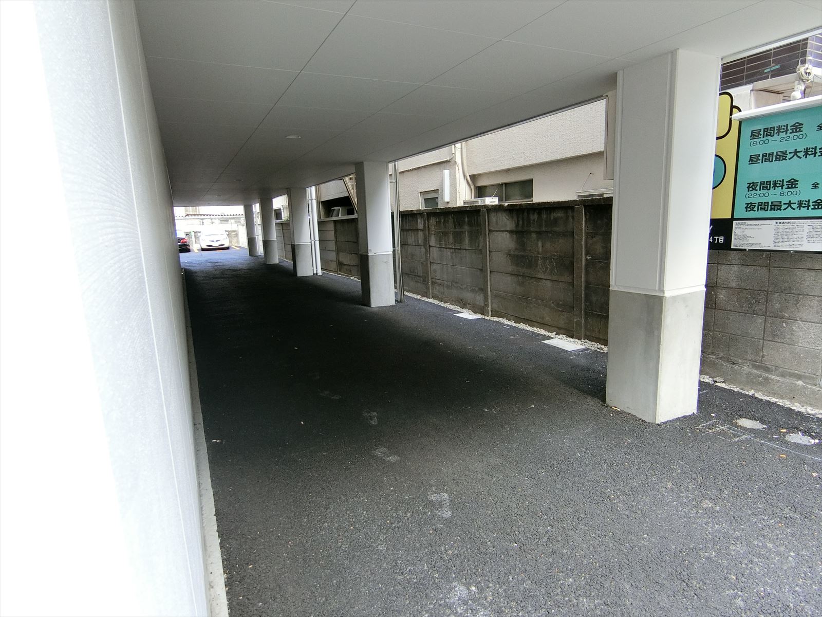 ビル裏への通路