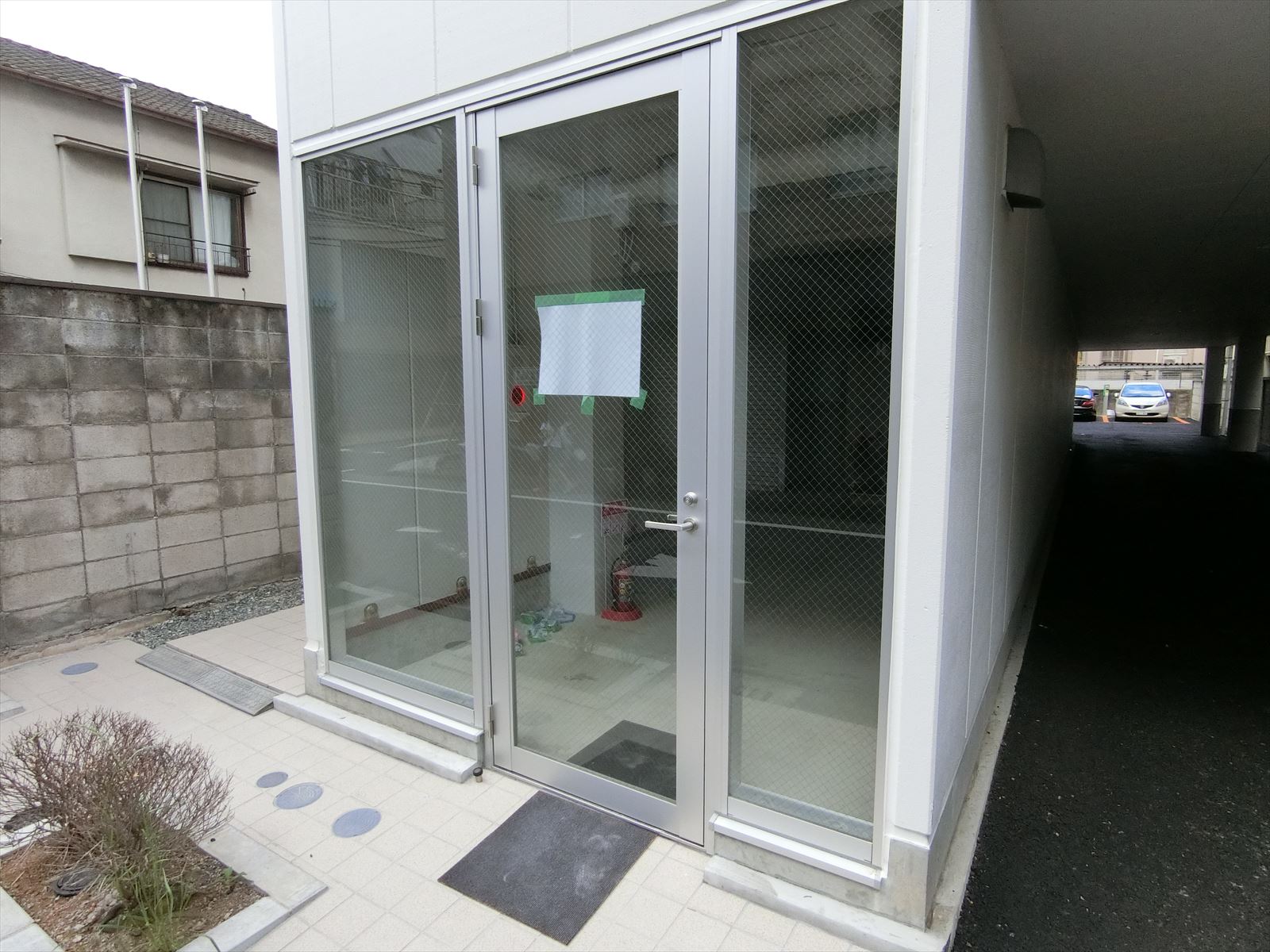 1階の店舗出入口