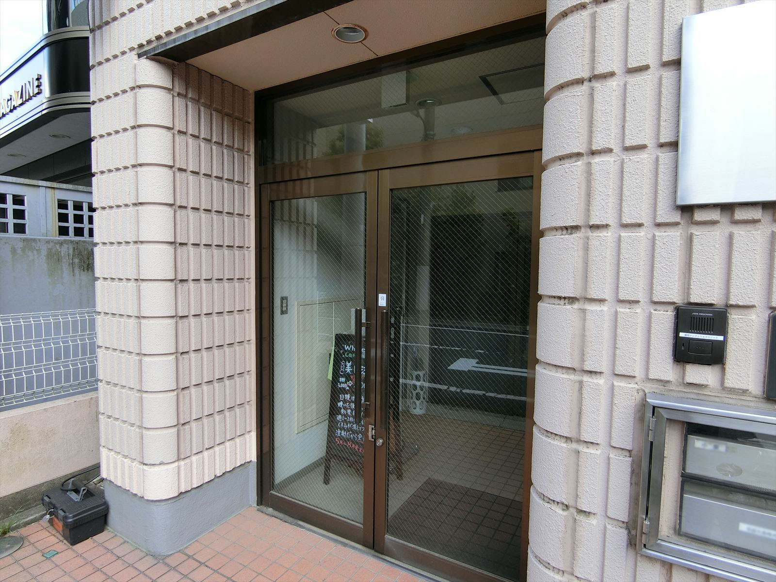 オフィスビル出入口