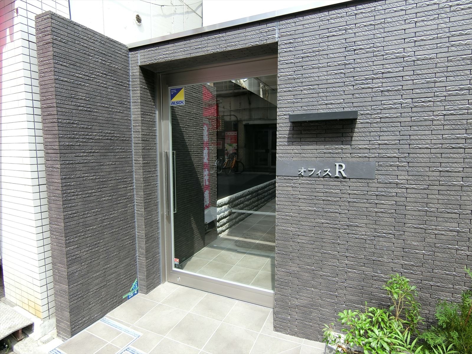 オフィスビル出入口