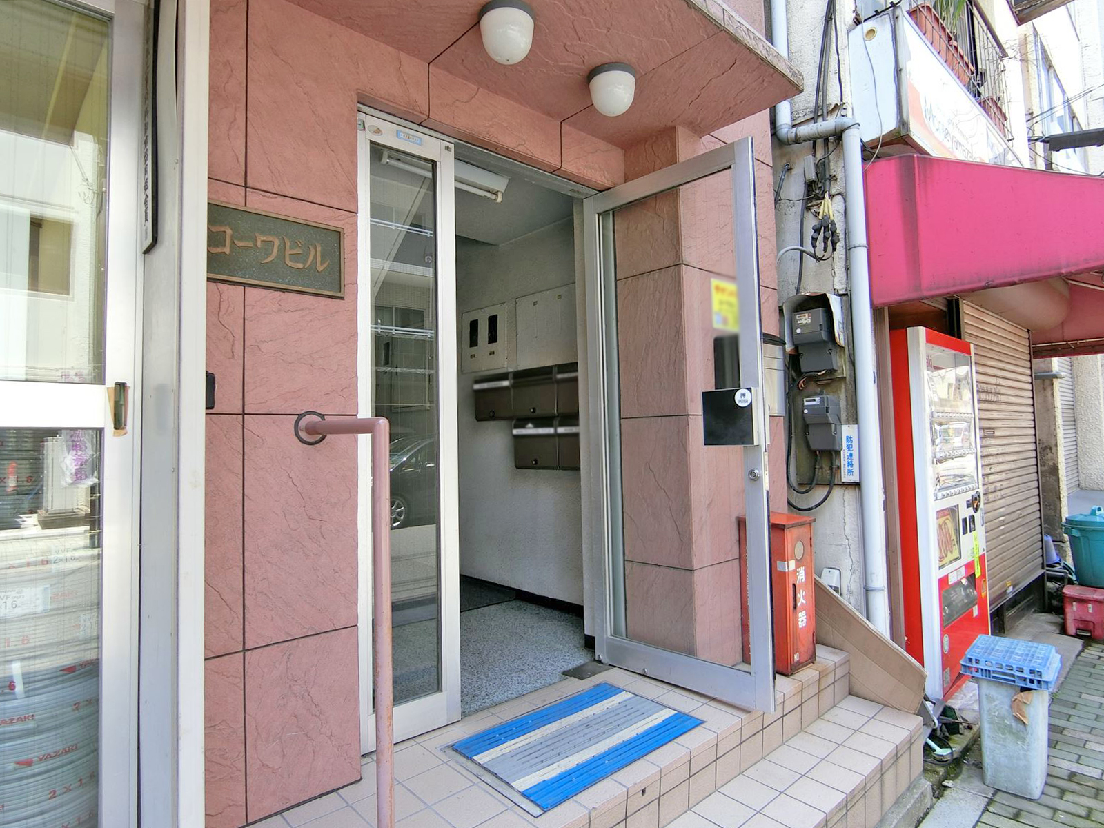 オフィスビル出入口