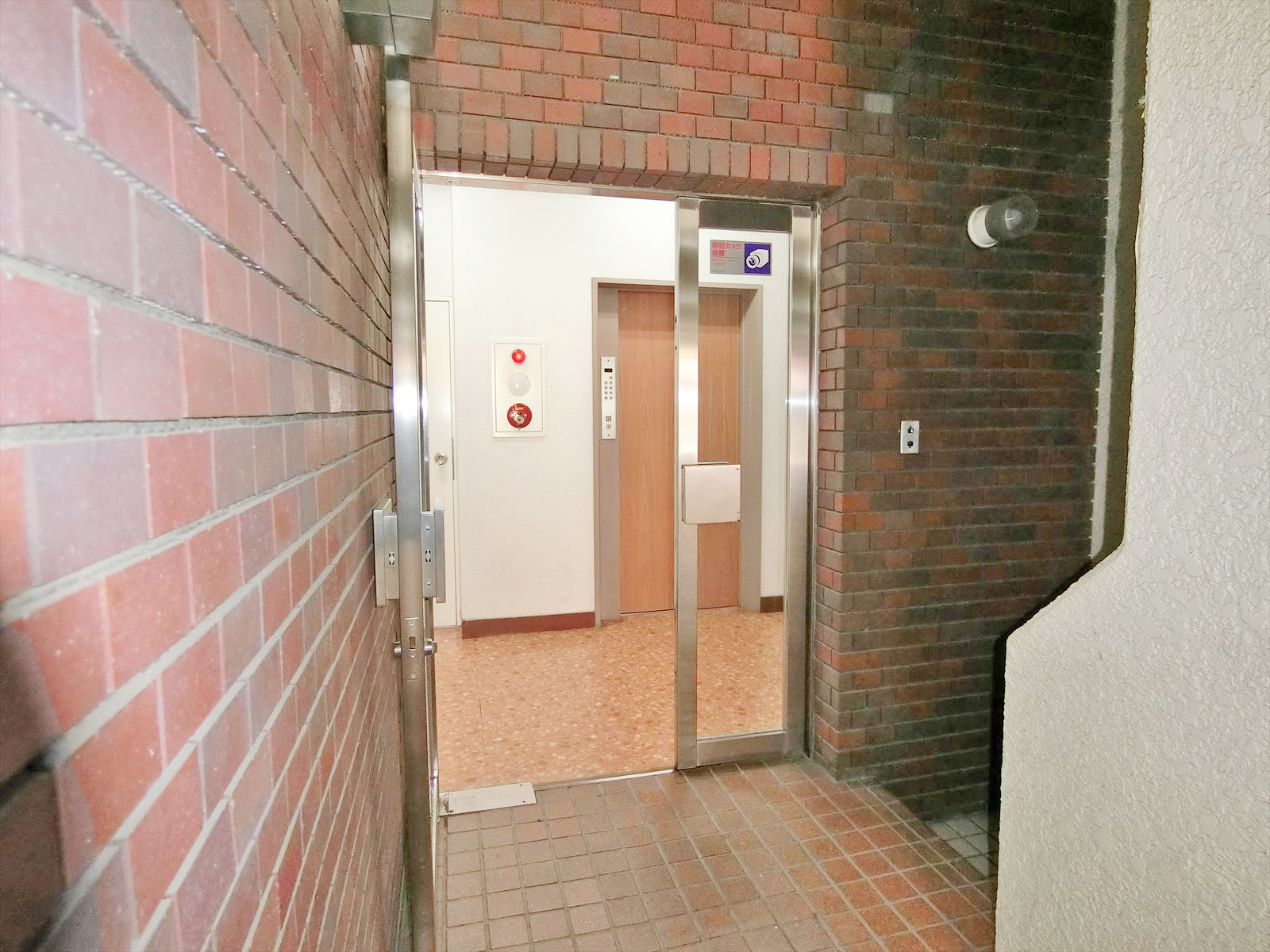オフィスビル出入口