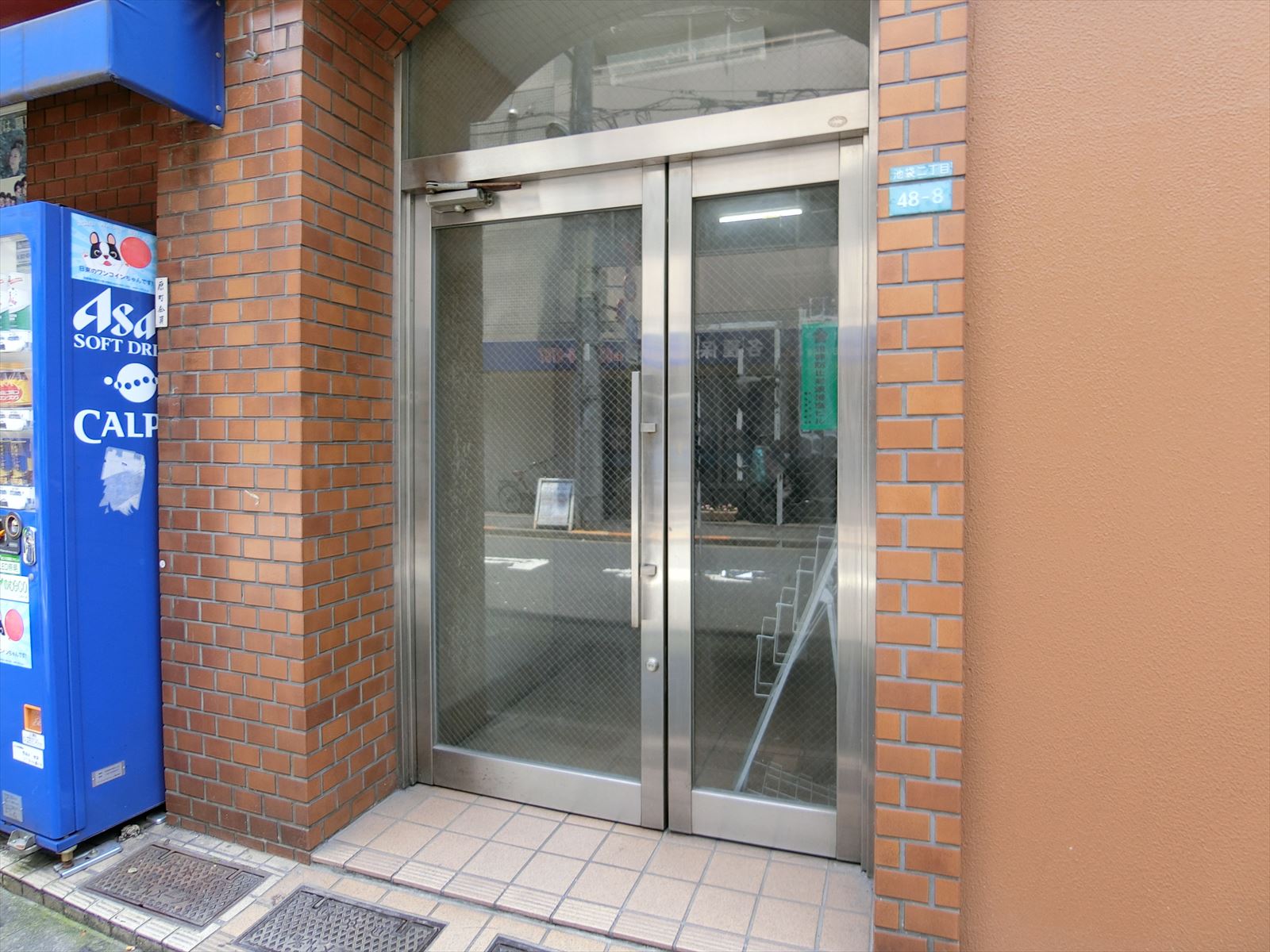 オフィスビル出入口