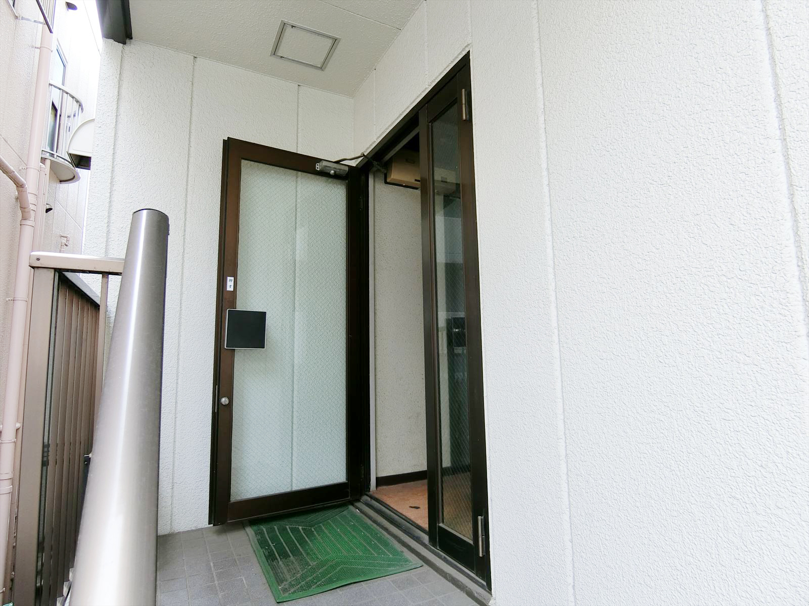 オフィスビル出入口