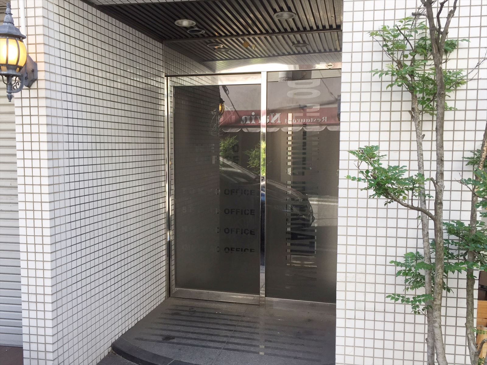 オフィスビル出入口