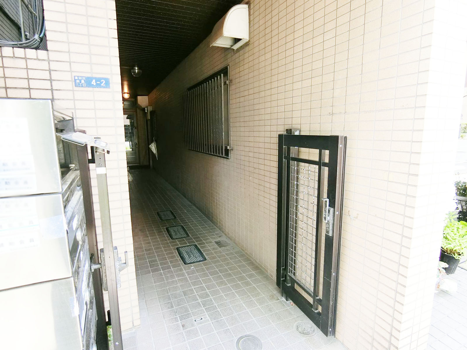 オフィスビル入口