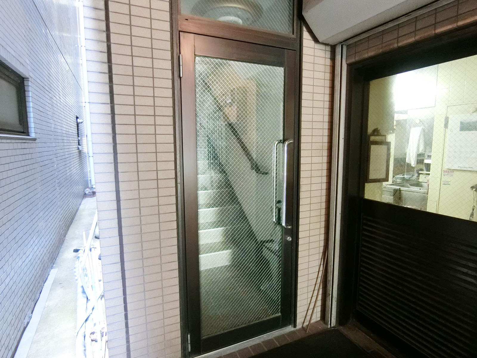 内階段前の扉
