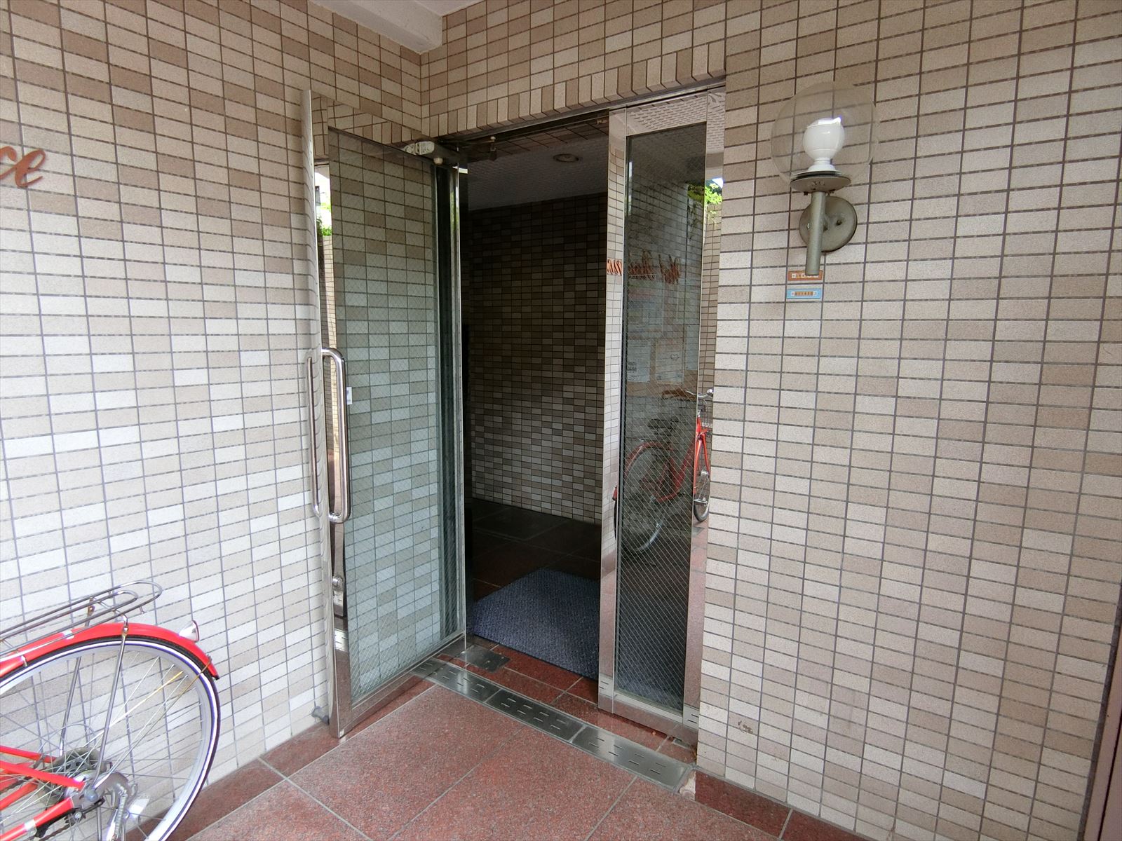 オフィスビル入り口