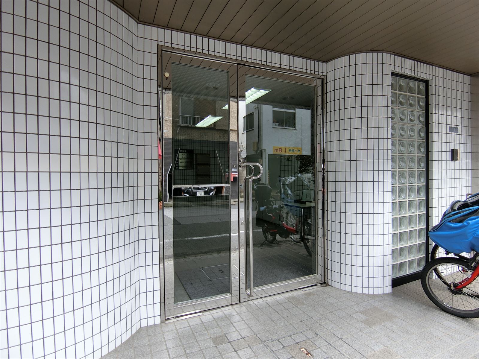 オフィスビル入り口