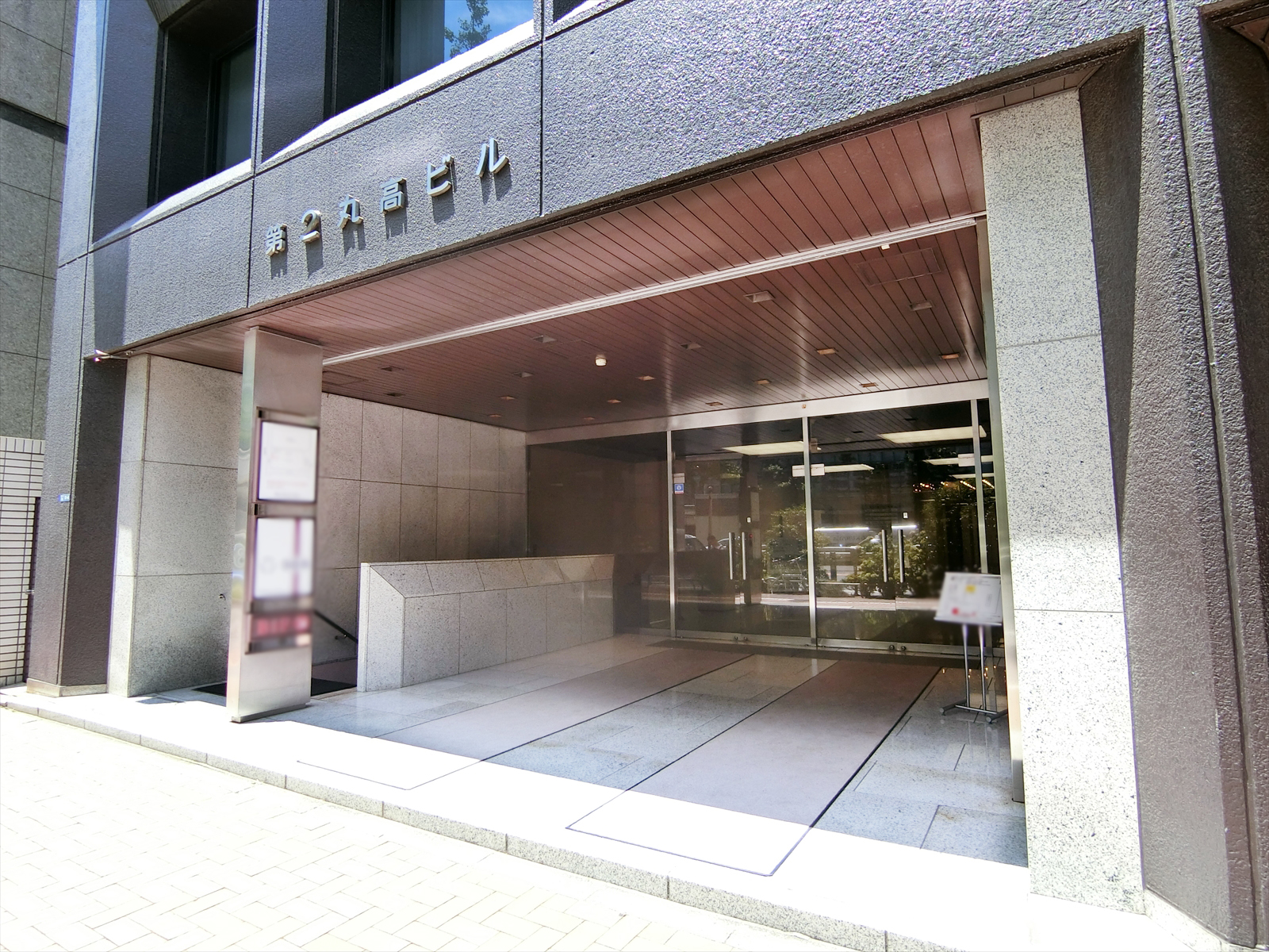 オフィスビル出入口