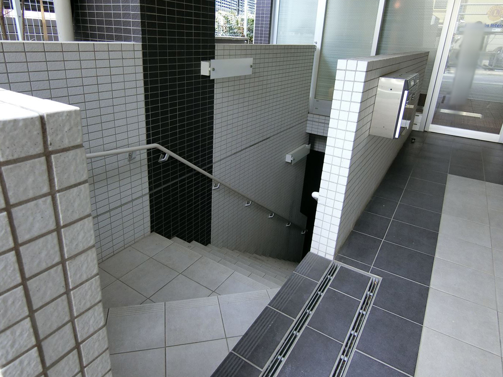 地下の事務所区画への階段