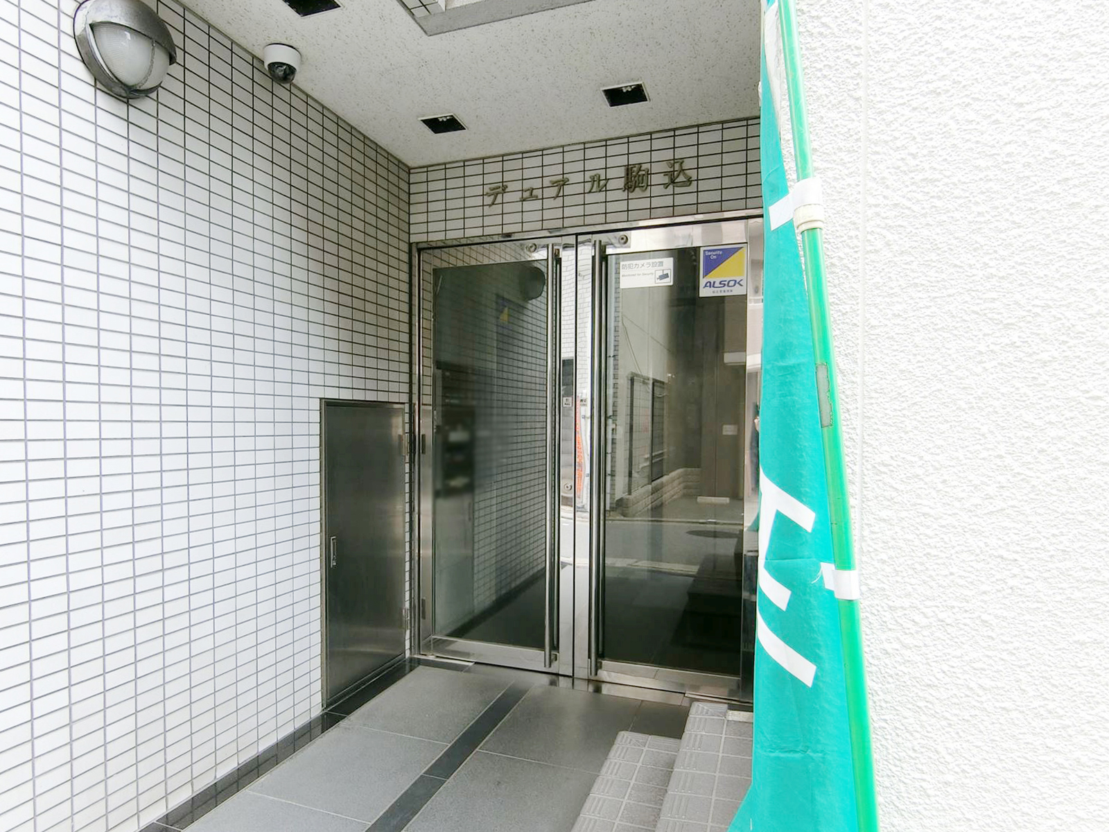 オフィスビル出入り口