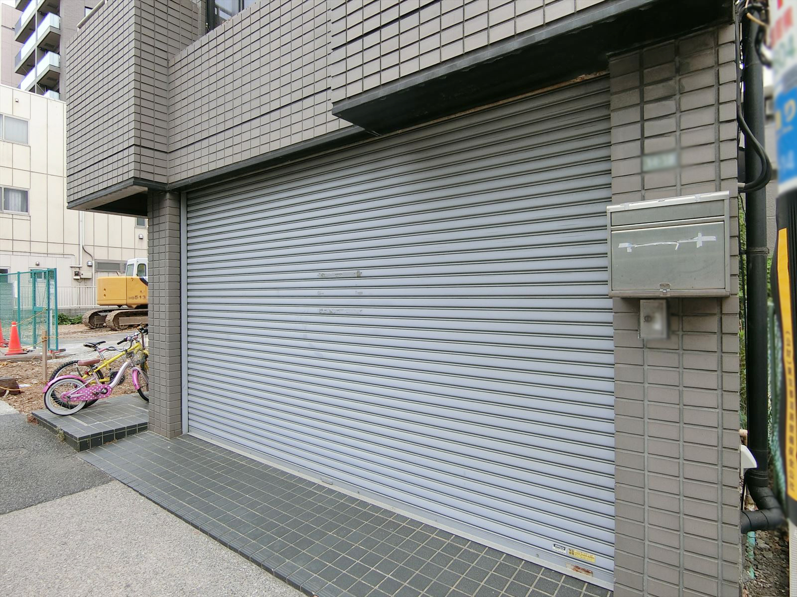 オフィスビル出入り口