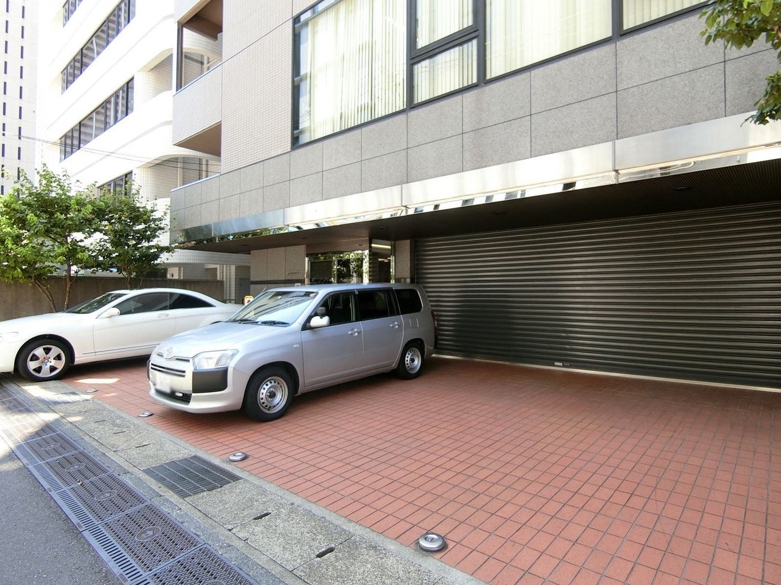 1階の様子と駐車場