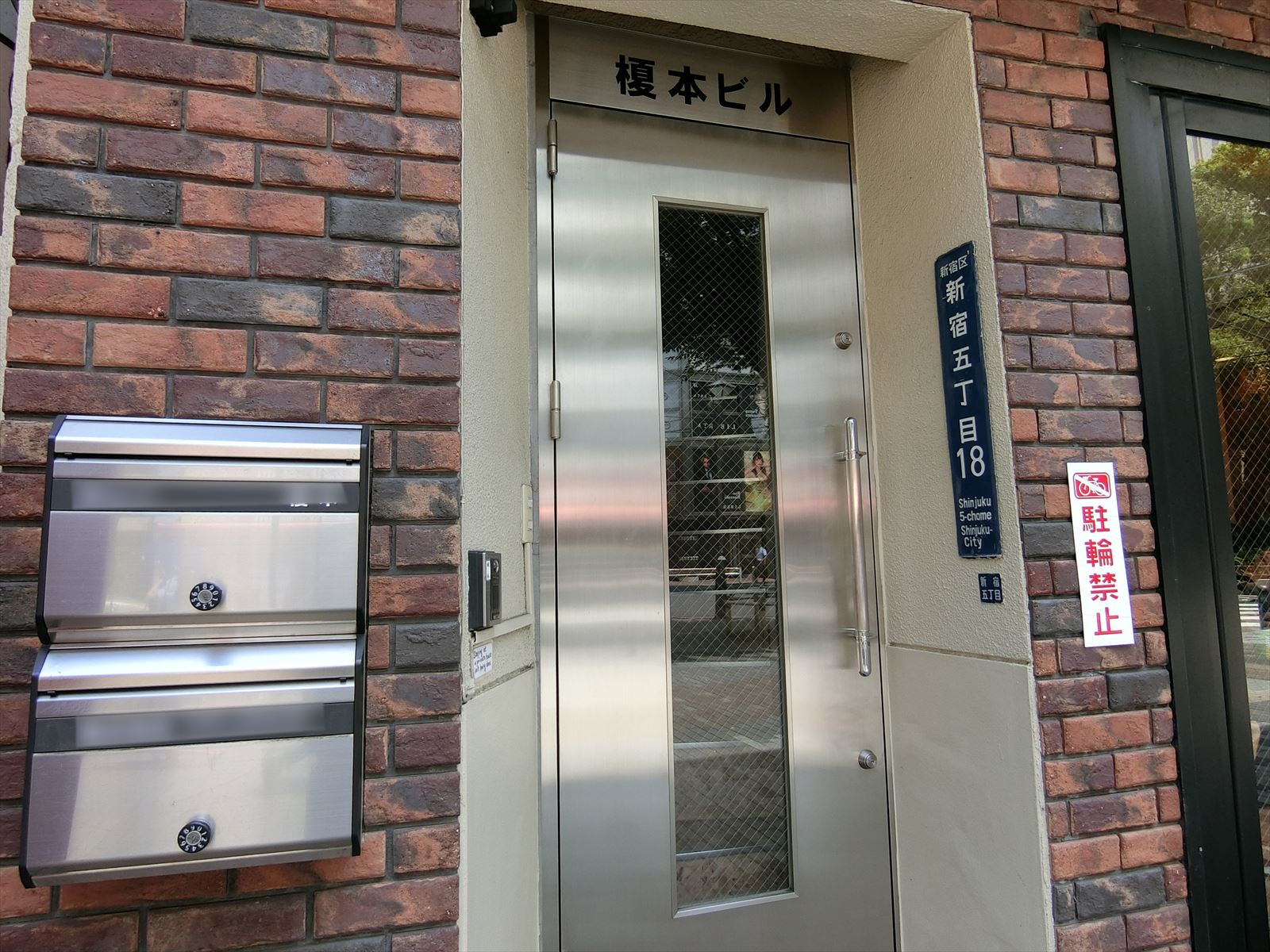 オフィスビル出入口