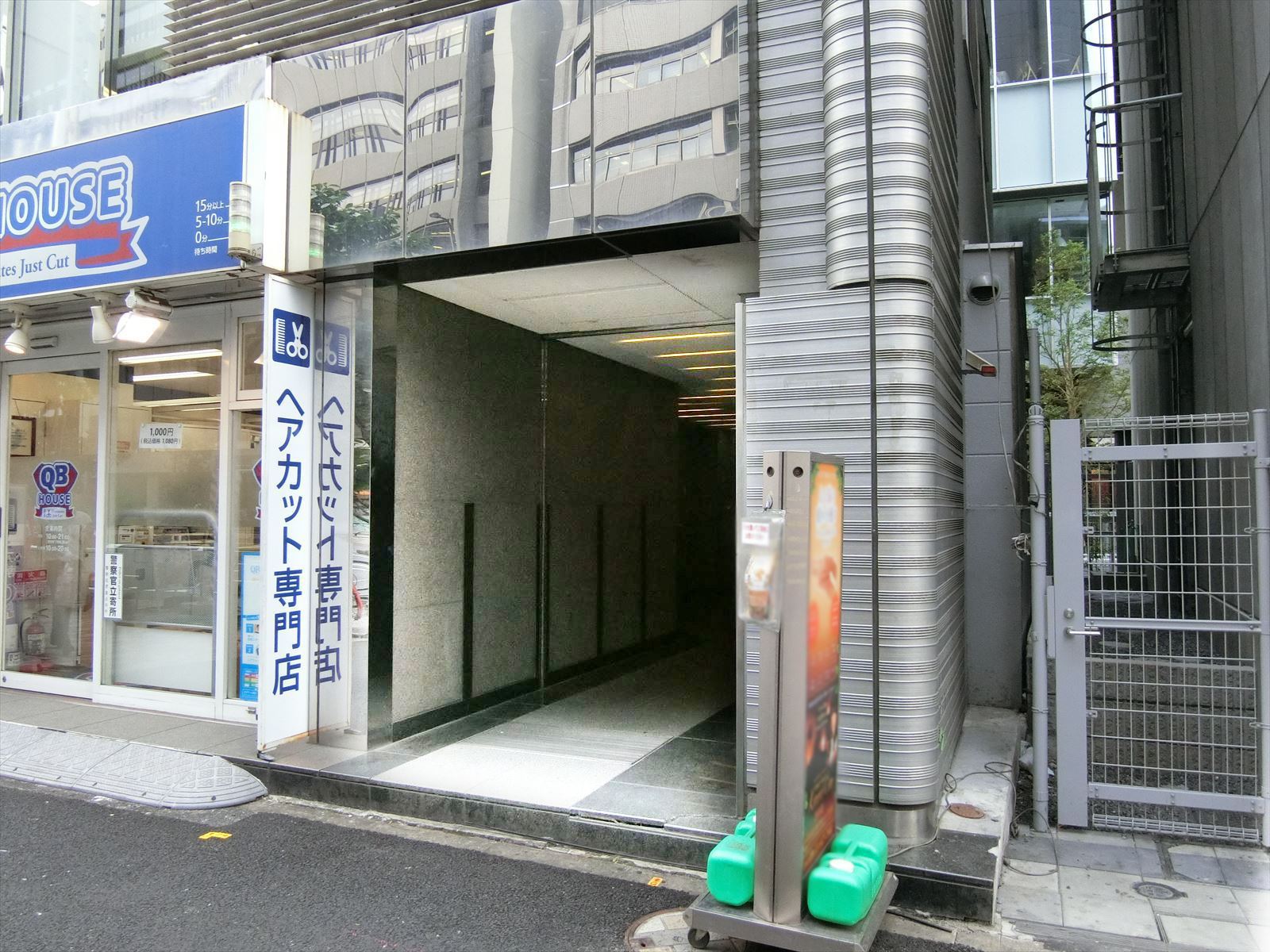 オフィスビル出入口