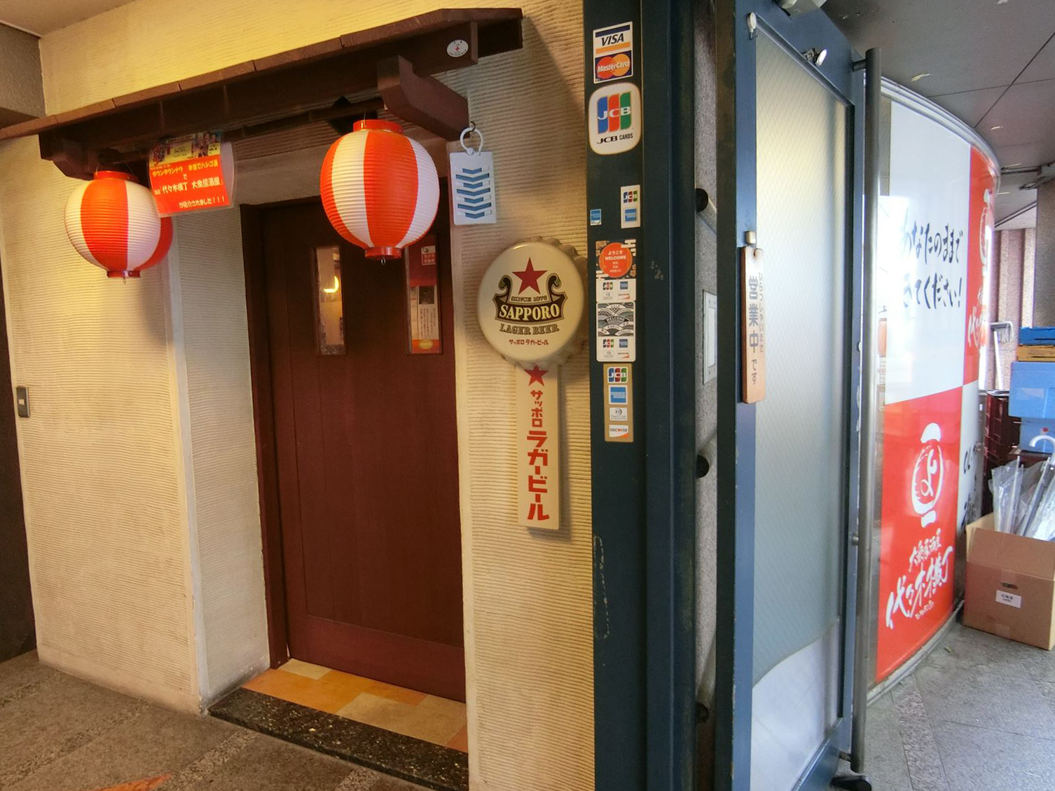 1階飲食店の出入口