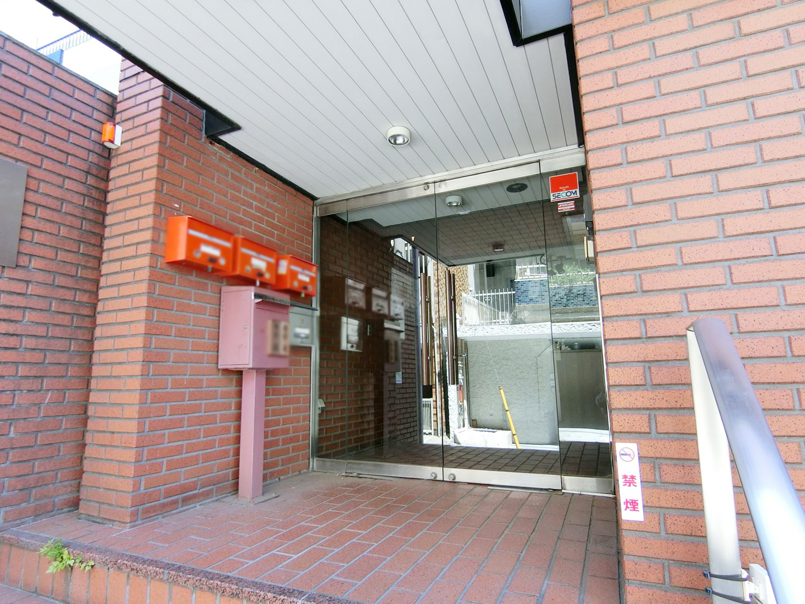オフィスビル出入口