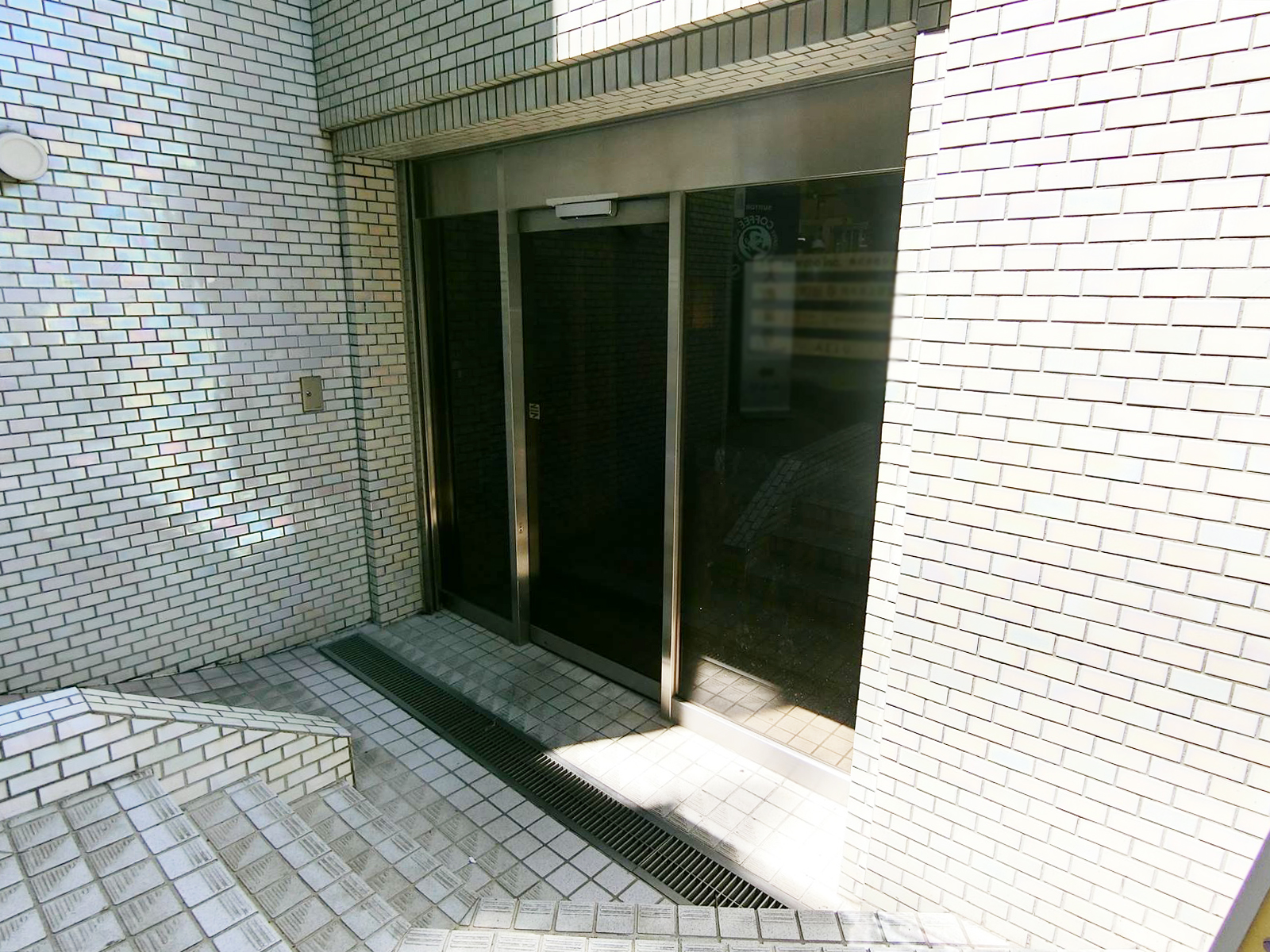 オフィスビル出入り口