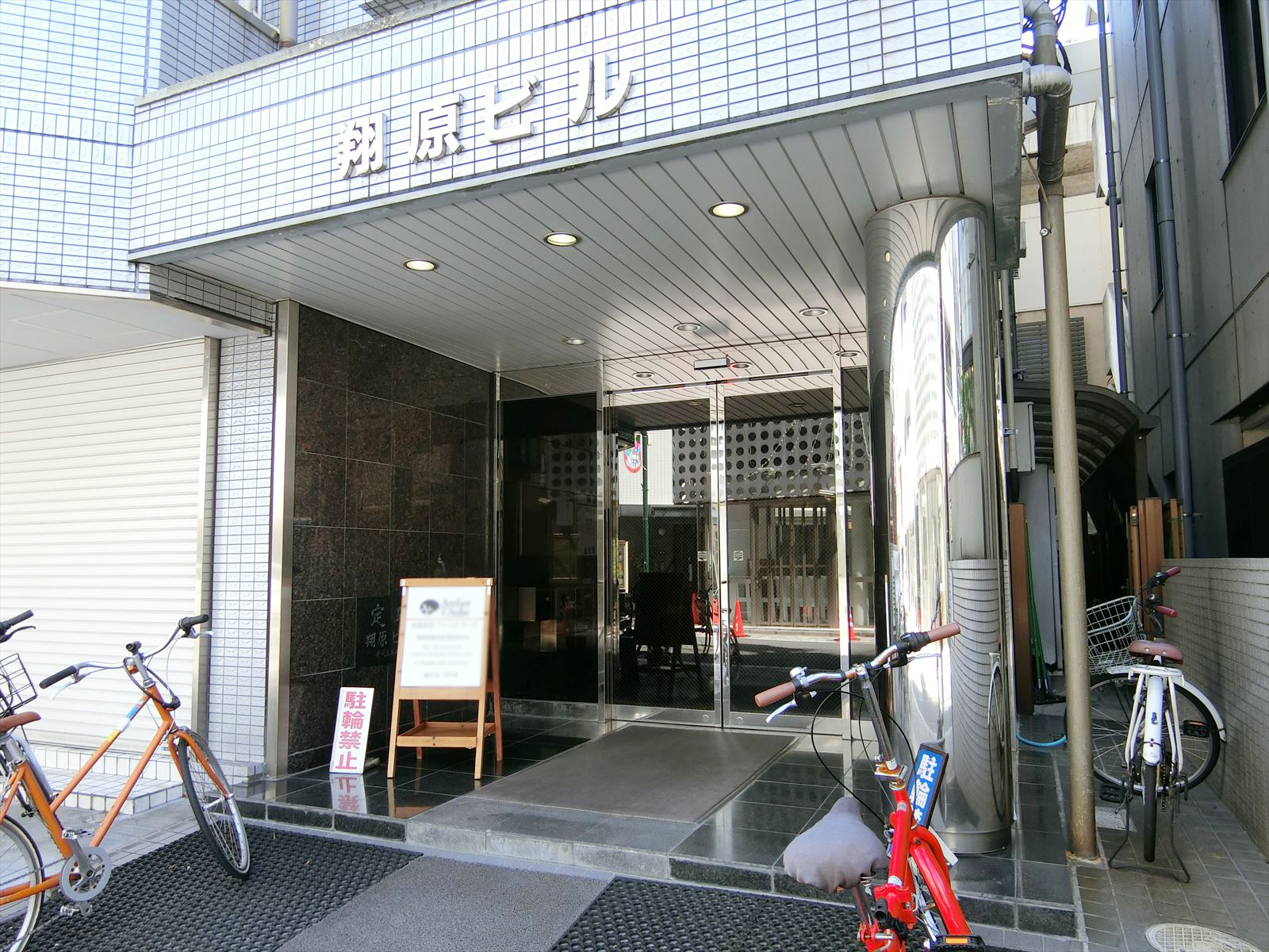 オフィスビル出入口