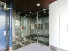 オフィスビル出入り口