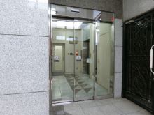 オフィスビル出入口