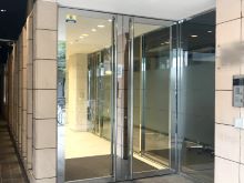 オフィスビル出入口