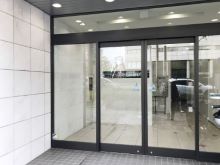 オフィスビル出入り