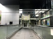 オフィスビル出入口