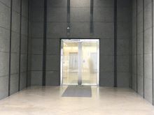 オフィスビル出入口