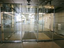 オフィスビル出入口