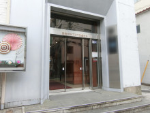 オフィスビル出入り口