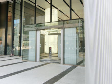 オフィスビル出入口