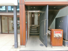 オフィスビル出入口