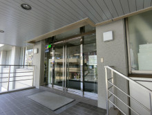 オフィスビル出入り口