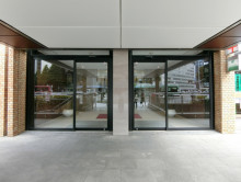 オフィスビル出入口