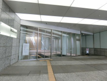 オフィスビル出入り口